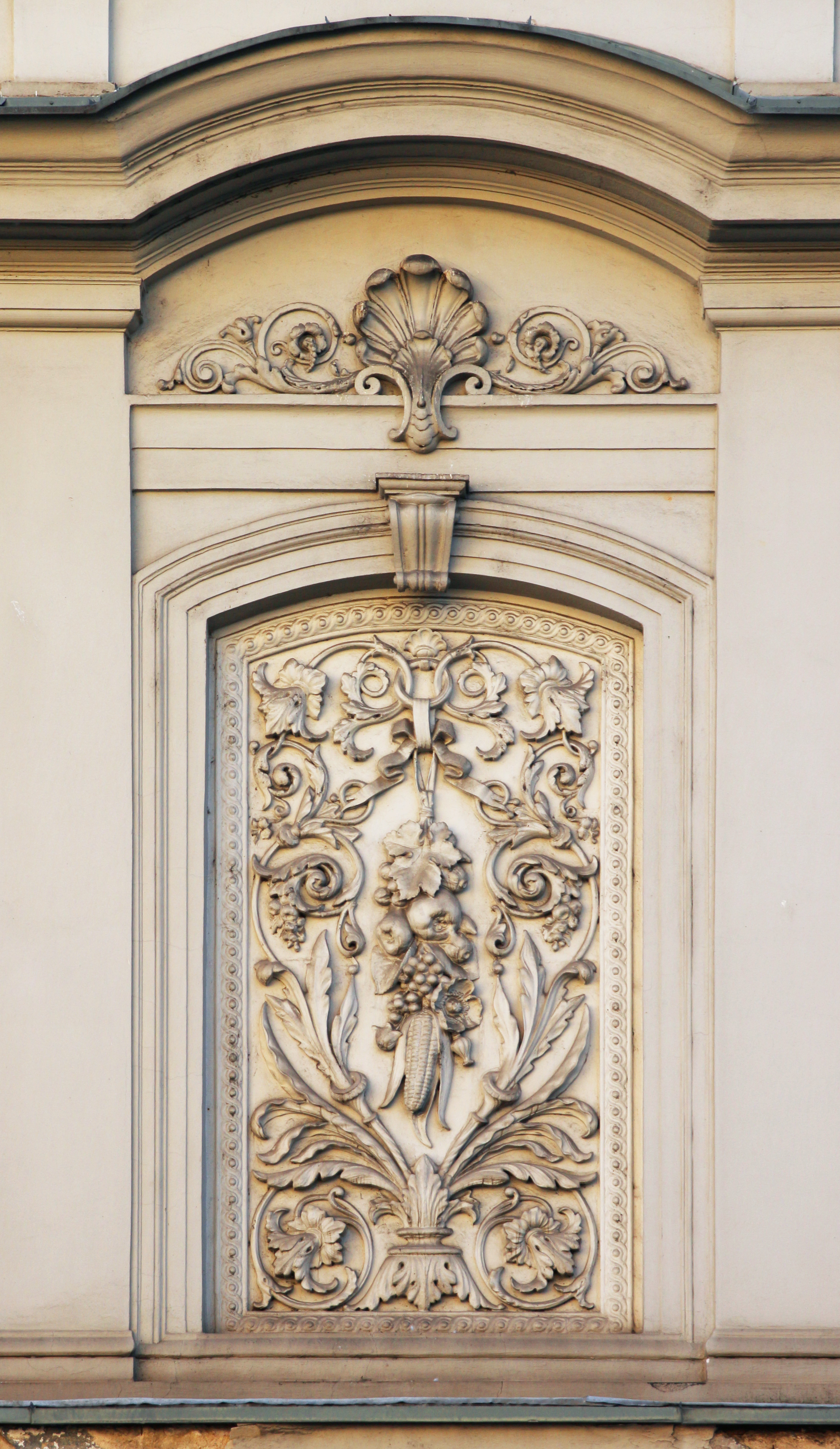 Svojí bohatou zdobností budova mírně převyšuje zvyklosti brněnské architektury konce 19. století. Napovídá tak cosi o svém středomořském původu. Svojí bohatou zdobností budova mírně převyšuje zvyklosti brněnské architektury konce 19. století. Napovídá tak cosi o svém středomořském původu.