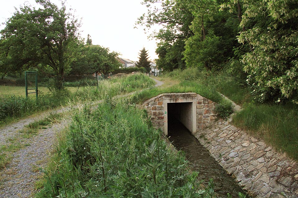 Portál tunelu Líšeňského potoka se ukrývá uvnitř oploceného areálu pod koncem dolní větve ulice Podhorní. Portál tunelu Líšeňského potoka se ukrývá uvnitř oploceného areálu pod koncem dolní větve ulice Podhorní.
