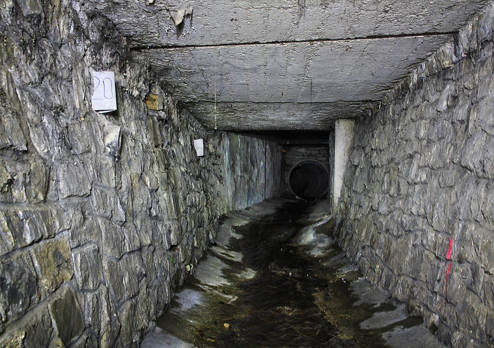 Problém se tu ale dlouhodobě neřeší a tak splašky vesele dál tečou do potoka. Problém se tu ale dlouhodobě neřeší a tak splašky vesele dál tečou do potoka.