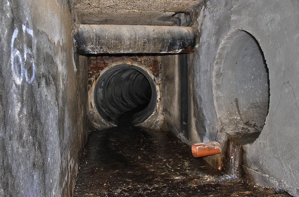 Vyvrcholením tunelu je komora na místě bývalého rybníka Broďáku, do které ústí několik pobočných stok dešťové kanalizace. Vyvrcholením tunelu je komora na místě bývalého rybníka Broďáku, do které ústí několik pobočných stok dešťové kanalizace.