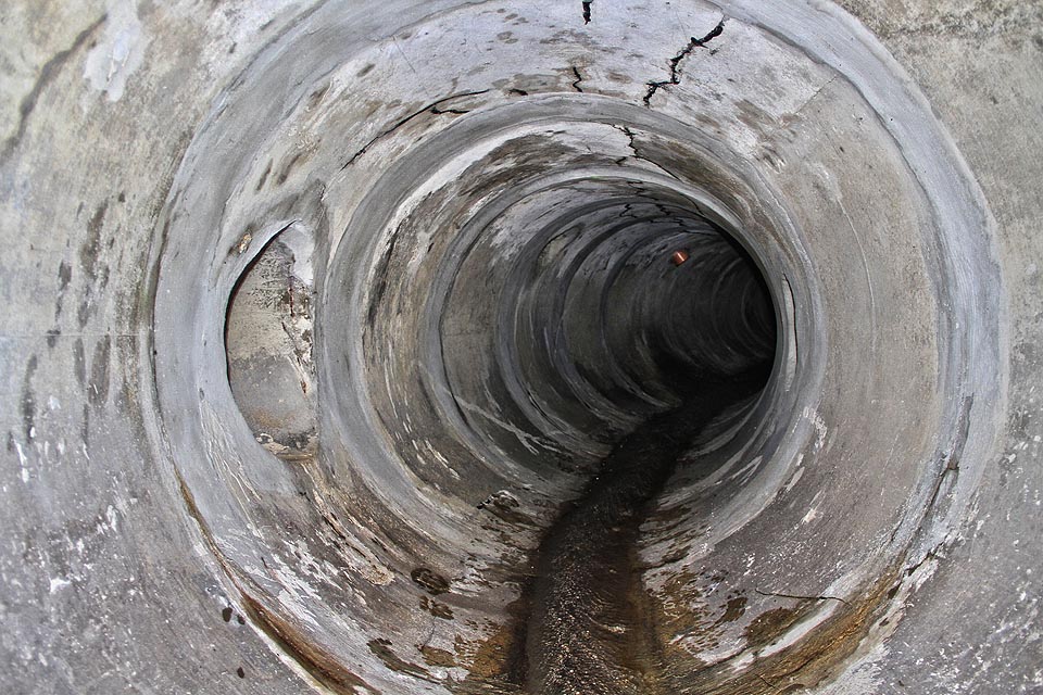 Podzemní tok Líšeňského potoka místy oplývá zvláštní krásou. Podzemní tok Líšeňského potoka místy oplývá zvláštní krásou.