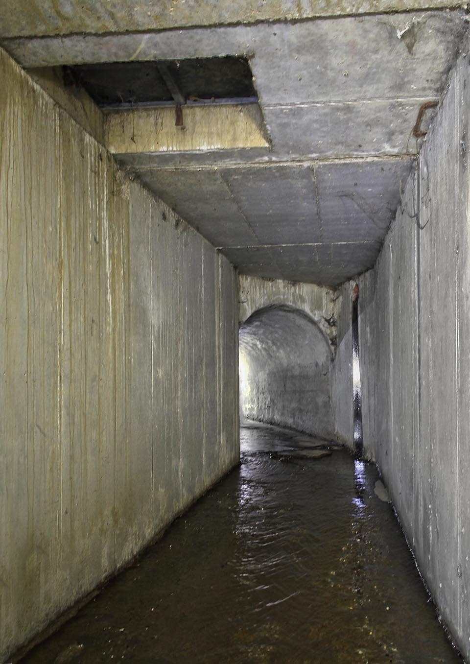 Pod křižovatkou s Šimáčkovou ulicí začíná krátká klenutá část tunelu - v podstatě jakýsi most silnice nad námi. Pod křižovatkou s Šimáčkovou ulicí začíná krátká klenutá část tunelu - v podstatě jakýsi most silnice nad námi.