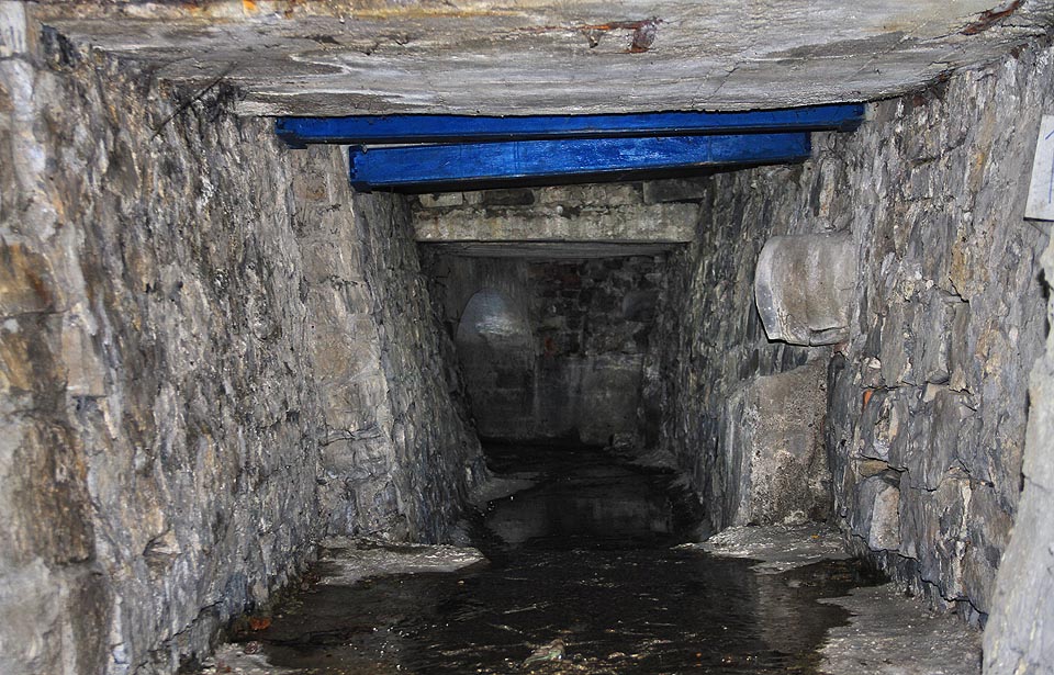 Tunel potoka je zapojen do sítě dešťové kanalizace, přesto jsou do některých odbočných větví zaústěny splaškové odpady z domů na povrchu. Tunel potoka je zapojen do sítě dešťové kanalizace, přesto jsou do některých odbočných větví zaústěny splaškové odpady z domů na povrchu.