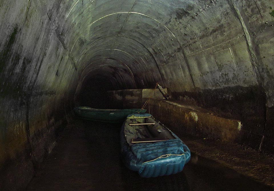 Jinak, než na lodi, se zespodu do štoly nedá. Vzhůru to naopak (mimo chvíle, kdy má Ponávka zvýšený průtok) jde jen pěšky. Přivazujeme čluny a pokračujeme po svých. Jinak, než na lodi, se zespodu do štoly nedá. Vzhůru to naopak (mimo chvíle, kdy má Ponávka zvýšený průtok) jde jen pěšky. Přivazujeme čluny a pokračujeme po svých.