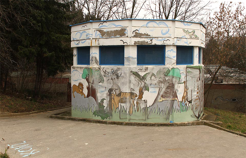 Vchody do Druhého Brna bývají nenápadné. Asi jen málokdo by hledal ve vesele pomalovaném domečku pod Lesnou bránu do podsvětí… Vchody do Druhého Brna bývají nenápadné. Asi jen málokdo by hledal ve vesele pomalovaném domečku pod Lesnou bránu do podsvětí…
