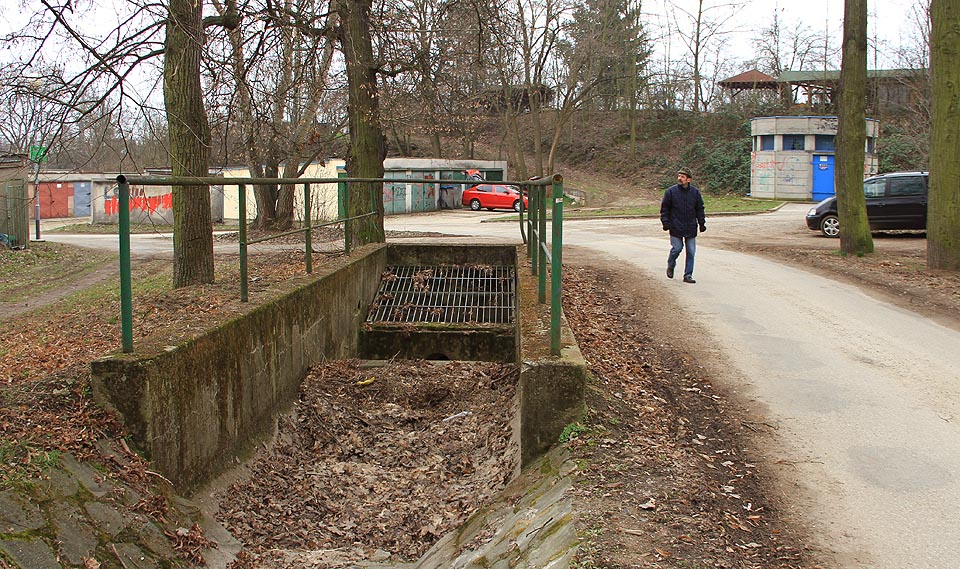 Vtokový objekt dešťové kanalizace ve spodní části toku zaječího potoka (v pozadí budova kryjící druhou svislou šachtu z tunelu Ponávky). Vtokový objekt dešťové kanalizace ve spodní části toku zaječího potoka (v pozadí budova kryjící druhou svislou šachtu z tunelu Ponávky).