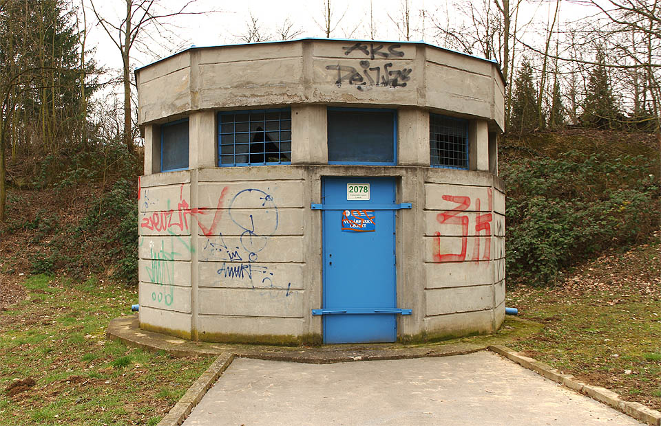 Druhá n-úhelníková betonová budova nad schodištěm do nitra země se nachází pod Divišovou kolonií. Druhá n-úhelníková betonová budova nad schodištěm do nitra země se nachází pod Divišovou kolonií.