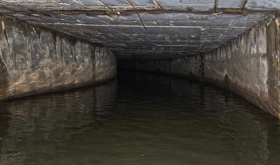 Nedaleko za vtokem se vodní tunel stáčí mírným obloukem doleva. Hukot padajících vod sílí a tak míříme kuželem baterky do neprostupné tmy na konci tunelu, abychom vodopád spatřili včas. Nedaleko za vtokem se vodní tunel stáčí mírným obloukem doleva. Hukot padajících vod sílí a tak míříme kuželem baterky do neprostupné tmy na konci tunelu, abychom vodopád spatřili včas.