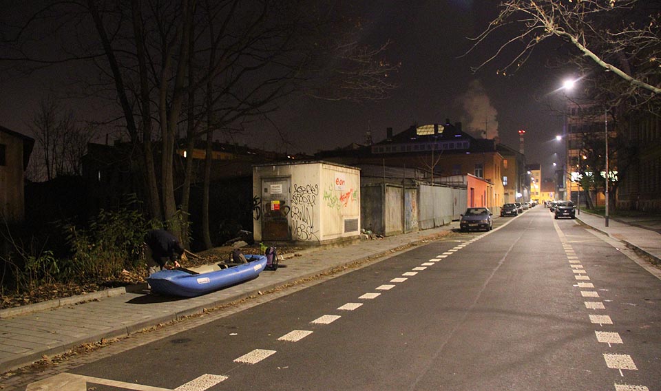Šujanovo náměstí (před půlnocí) není typicky vodáckou oblastí, kde by se nafukovaly a sušily lodě a hostinští nabízeli vodákům lahodné nápoje. Šujanovo náměstí (před půlnocí) není typicky vodáckou oblastí, kde by se nafukovaly a sušily lodě a hostinští nabízeli vodákům lahodné nápoje.