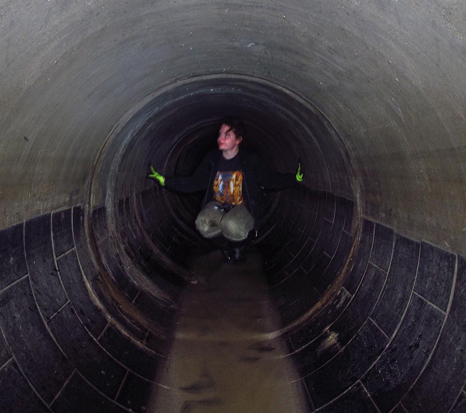 Po celé délce ústí do tunelu staré Ponávky menší roury a sběrače. Odvážnější z nás se do některých pustili i osobně. Po celé délce ústí do tunelu staré Ponávky menší roury a sběrače. Odvážnější z nás se do některých pustili i osobně.