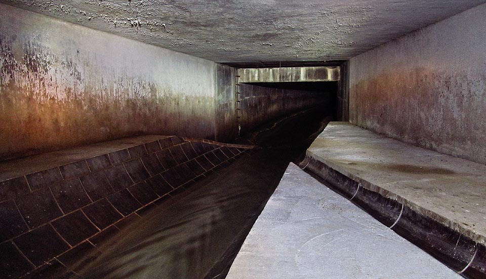 Dolní a současně jižní konec samostatného tunelu staré Ponávky na soutoku s kmenovou stokou C pod začátkem ulice Příkop. Dolní a současně jižní konec samostatného tunelu staré Ponávky na soutoku s kmenovou stokou C pod začátkem ulice Příkop.