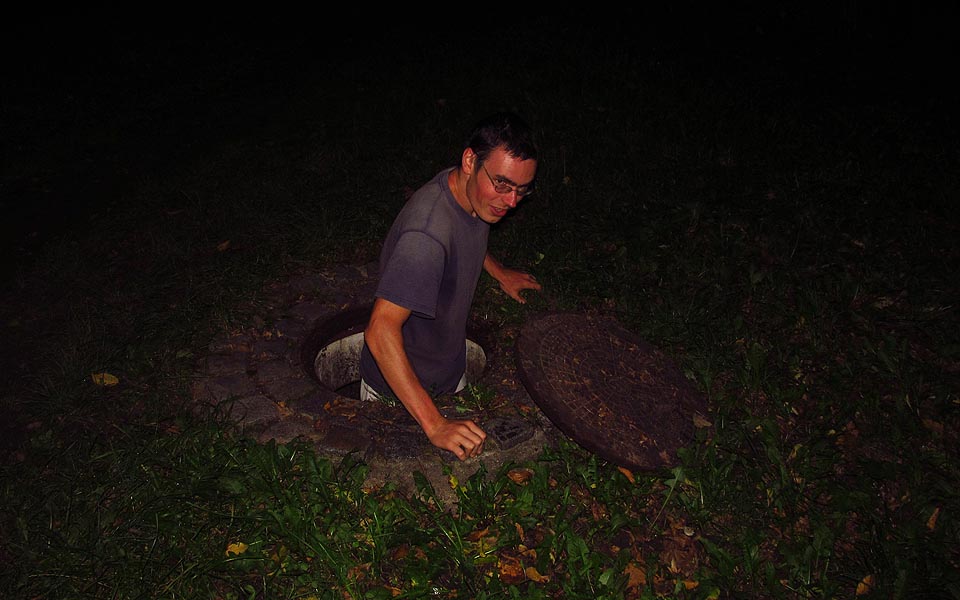 Nakonec vylézáme na povrch v opuštěné části parku. Je po půlnoci, nehrozí, že něoho vyděsíme k smrti. Nakonec vylézáme na povrch v opuštěné části parku. Je po půlnoci, nehrozí, že něoho vyděsíme k smrti.