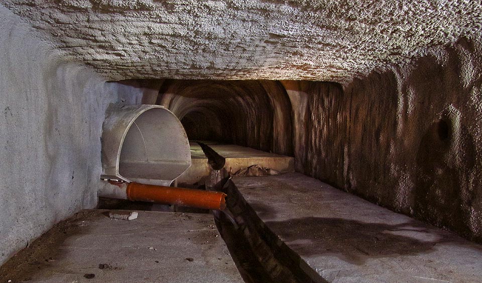 Ve své nejstarší části prochází tunel pode dnem někdejšího rybníka na náměstí 28. října. V létě roku 2014 byla zrušena pravostranná štola přicházející pod ulicí Milady Horákové a nahradily ji polymerbetonové tvárnice. Ve své nejstarší části prochází tunel pode dnem někdejšího rybníka na náměstí 28. října. V létě roku 2014 byla zrušena pravostranná štola přicházející pod ulicí Milady Horákové a nahradily ji polymerbetonové tvárnice.