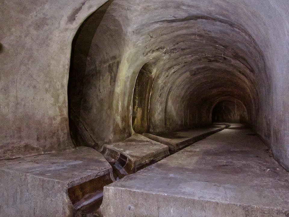 Pohled od soutoku směrem k severu. Do tunelu ústí několik historických stok různého stáří, velikosti i účelu. Pohled od soutoku směrem k severu. Do tunelu ústí několik historických stok různého stáří, velikosti i účelu.