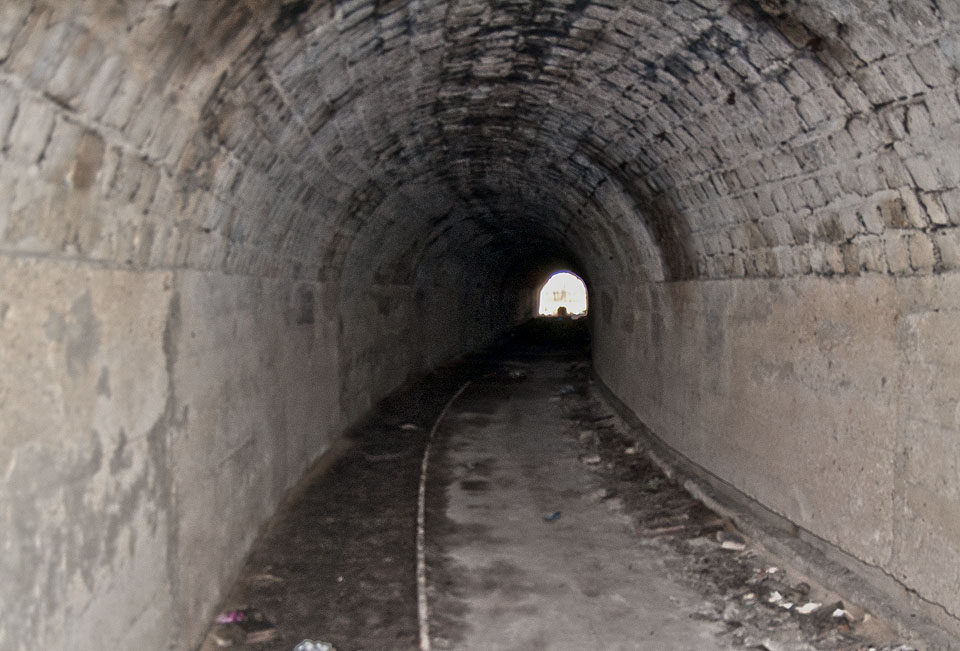 Dvojice tunelů na Hádech je dlouhá asi 130 m. Dvojice tunelů na Hádech je dlouhá asi 130 m.