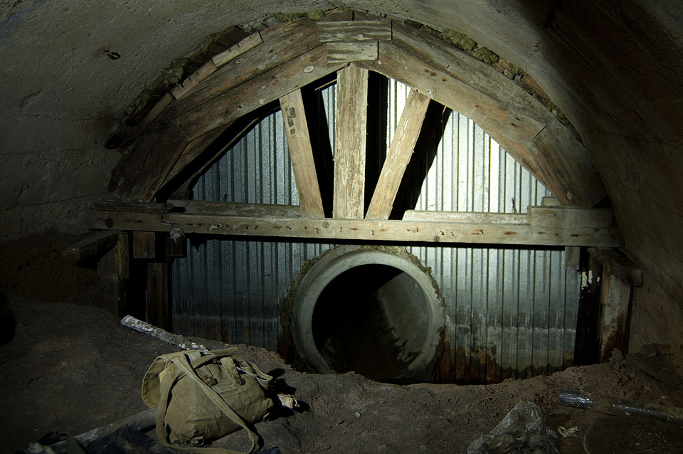 Pod zasypaným lomem Džungle štoly končí stěnou z trapézového plechu a dál pokračuje jen betonová skruž. Pod zasypaným lomem Džungle štoly končí stěnou z trapézového plechu a dál pokračuje jen betonová skruž.