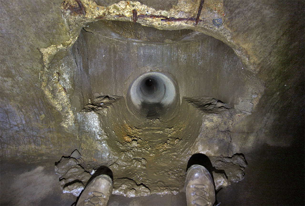 Vstup do tunelu ze 3. období v prostoru křižovatky Bubeníčkovy a Koperníkovy ulice. Na snímku pohled do potrubí dešťové kanalizace o průměru 40 cm, které lemuje z obou stran Koperníkovu ulici a je vlastně určitým „zkratem“ na trase původní strouhy mezi Lazaretní a Bubeníčkovou ulicí. Vstup do tunelu ze 3. období v prostoru křižovatky Bubeníčkovy a Koperníkovy ulice. Na snímku pohled do potrubí dešťové kanalizace o průměru 40 cm, které lemuje z obou stran Koperníkovu ulici a je vlastně určitým „zkratem“ na trase původní strouhy mezi Lazaretní a Bubeníčkovou ulicí.