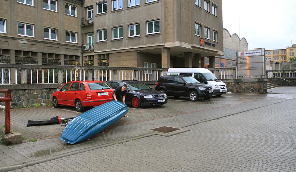 Po návratu z říše Hádovy vytahujeme loď přes zábradlí z betonového koryta a sušíme ji před teplárnou - na místě, kde pravděpodobně ještě nikdy nikdo žádné vodáky neviděl. Také vzbuzujeme náležitou pozornost. Po návratu z říše Hádovy vytahujeme loď přes zábradlí z betonového koryta a sušíme ji před teplárnou - na místě, kde pravděpodobně ještě nikdy nikdo žádné vodáky neviděl. Také vzbuzujeme náležitou pozornost.