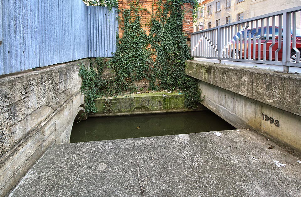 První, nejsevernější tunel, začínající pod ulicí Radlas, je pro proplutí skutečně příliš nízký. Lze k němu ale dojít přímo po ulici pěšky. První, nejsevernější tunel, začínající pod ulicí Radlas, je pro proplutí skutečně příliš nízký. Lze k němu ale dojít přímo po ulici pěšky.