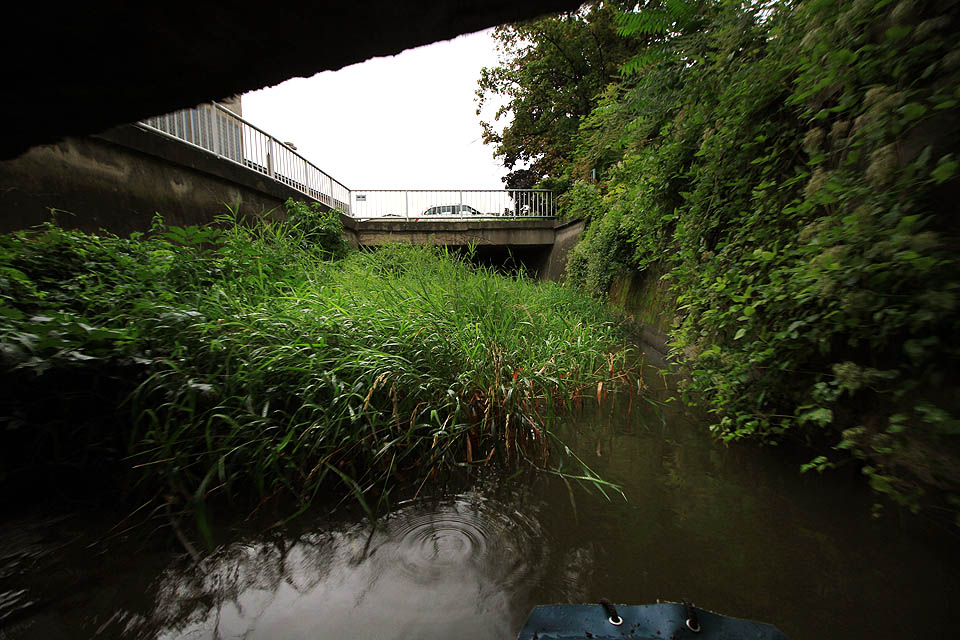Mezi druhým a třetím tunelem se nachází betonová laguna porostlá vodní travou. Paradoxně zde lze plout zatím nejlépe, hrozí jen, že nás někdo spatří a bude se nás pokoušet vykázat z areálu. Mezi druhým a třetím tunelem se nachází betonová laguna porostlá vodní travou. Paradoxně zde lze plout zatím nejlépe, hrozí jen, že nás někdo spatří a bude se nás pokoušet vykázat z areálu.