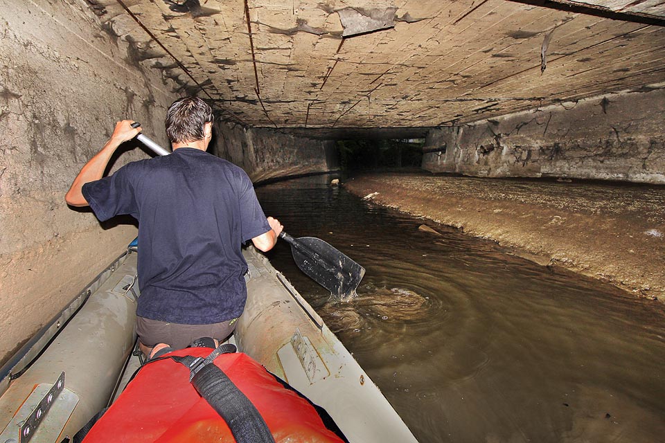 Opět v tunelu (druhém mezi Špitálkou a Radlasem). Také zde není po bujném rostlinstvu ani památky, o to více je však na dně řídkého bahna, kterým se loď vleče jako lepkavým krémem. Opět v tunelu (druhém mezi Špitálkou a Radlasem). Také zde není po bujném rostlinstvu ani památky, o to více je však na dně řídkého bahna, kterým se loď vleče jako lepkavým krémem.