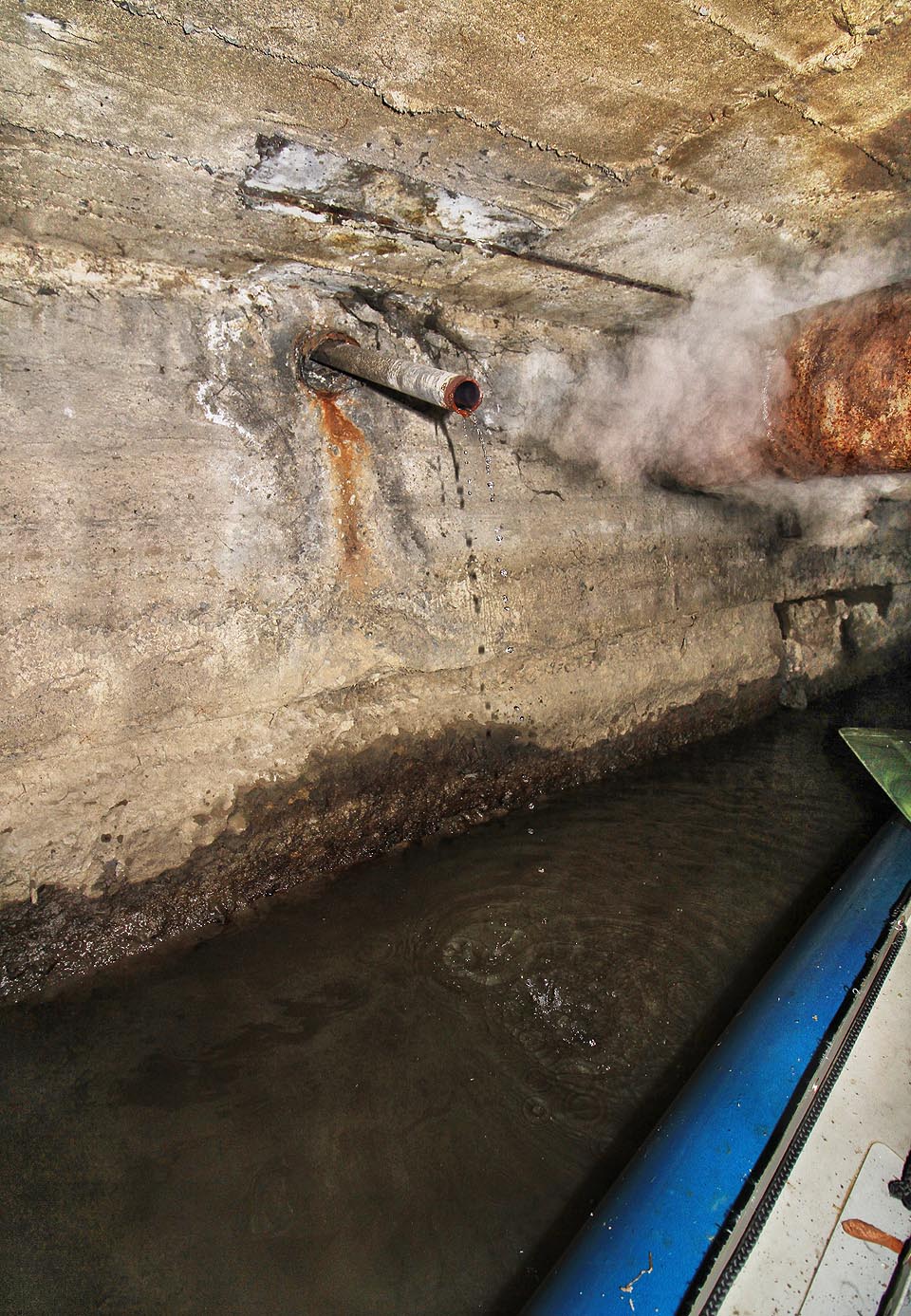 Už zdálky slyšíme ve druhém tunelu tajemné nepravidelné syčení a bublání. Za rezavou rourou, pod kterou se musíme poklonit, spatříme jeho zdroj. Ze zdi trčí krátká trubka, ze které se valí kotouče páry a do náhonu odkapává vroucí voda. Manévrovat pod ní bezpečně s lodí je nemožné a Honza si z dobrodružné cesty odváží slušné opařeniny. Už zdálky slyšíme ve druhém tunelu tajemné nepravidelné syčení a bublání. Za rezavou rourou, pod kterou se musíme poklonit, spatříme jeho zdroj. Ze zdi trčí krátká trubka, ze které se valí kotouče páry a do náhonu odkapává vroucí voda. Manévrovat pod ní bezpečně s lodí je nemožné a Honza si z dobrodružné cesty odváží slušné opařeniny.
