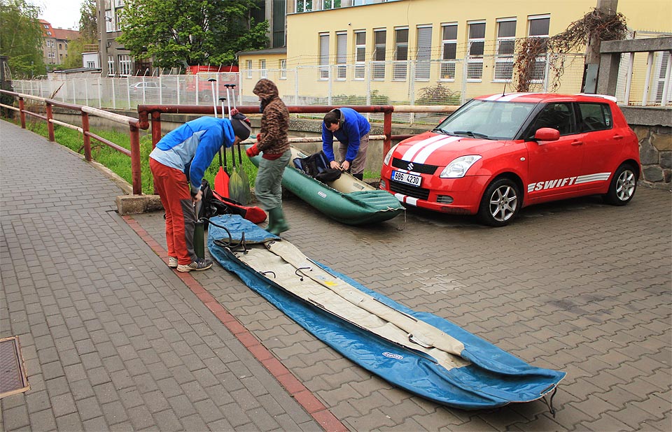 Jsou místa v Brně, kde lze spatřit vodáky docela často, jsou také místa, kde se vyskytují zřídka. Na křižovatce Radlasu a Špitálky ovšem viděl nafukovat lodě jenom málokdo - a přesto lze z tohoto místa odplout dvěma různými směry - ovšem pouze podzemím. Jsou místa v Brně, kde lze spatřit vodáky docela často, jsou také místa, kde se vyskytují zřídka. Na křižovatce Radlasu a Špitálky ovšem viděl nafukovat lodě jenom málokdo - a přesto lze z tohoto místa odplout dvěma různými směry - ovšem pouze podzemím.
