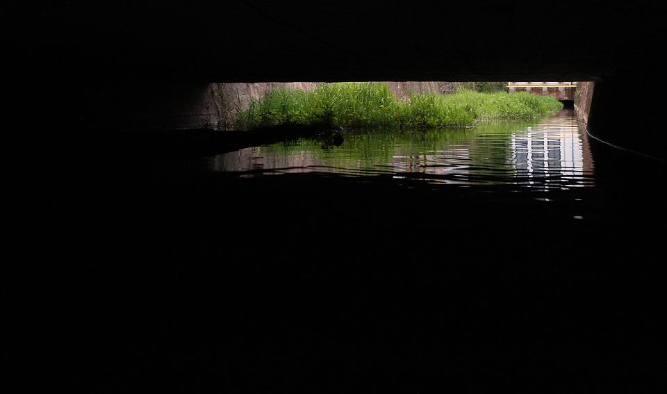 Za krátkým rovným úsekem následuje další tunel, v mapce označený jako ②. Tentokrát je ale mnohem kratší. Za krátkým rovným úsekem následuje další tunel, v mapce označený jako ②. Tentokrát je ale mnohem kratší.