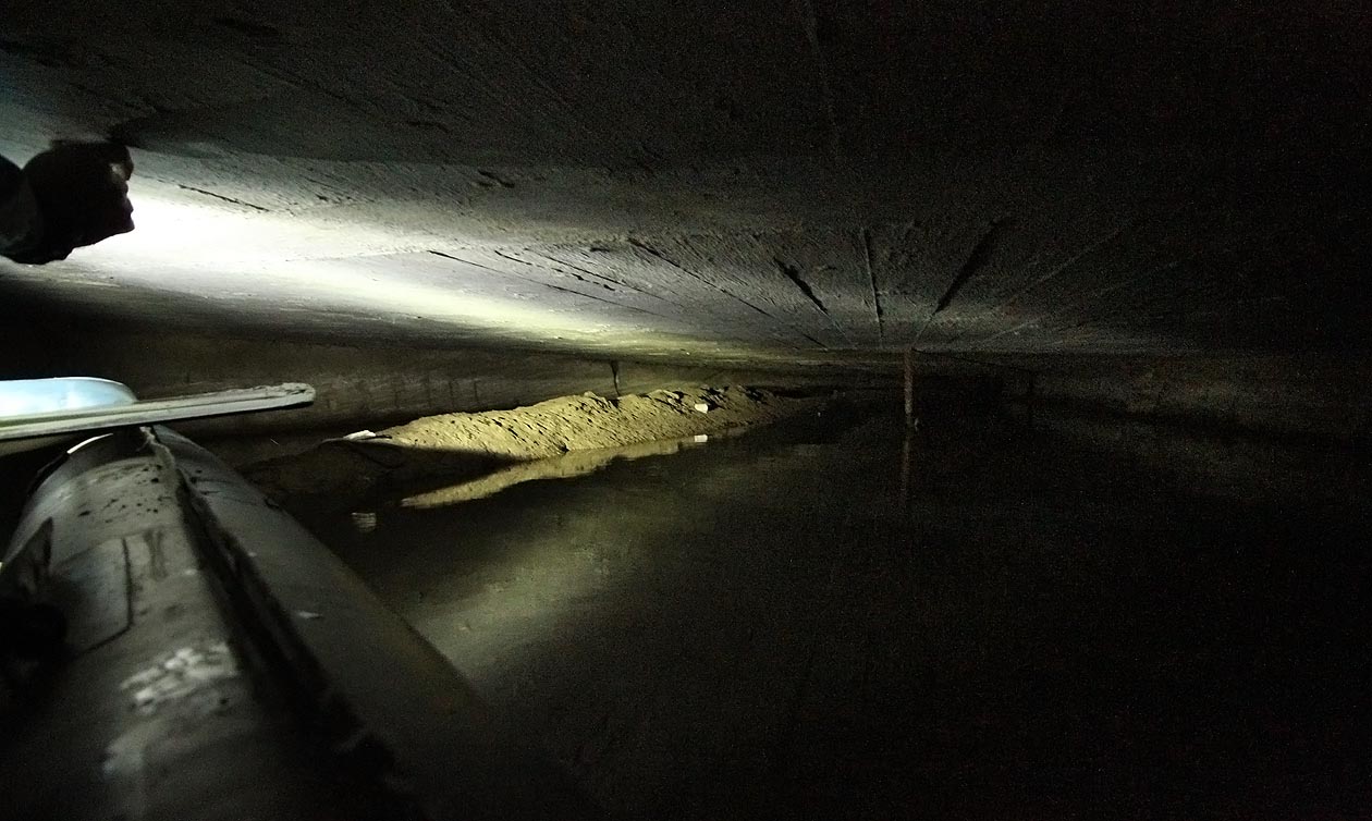Tma ve vodním podsvětí je tak hustá, že chvílemi spíš tušíme, než víme, kam plujeme. Světlo na konci tunelu se zatím nevyskytlo. Tma ve vodním podsvětí je tak hustá, že chvílemi spíš tušíme, než víme, kam plujeme. Světlo na konci tunelu se zatím nevyskytlo.