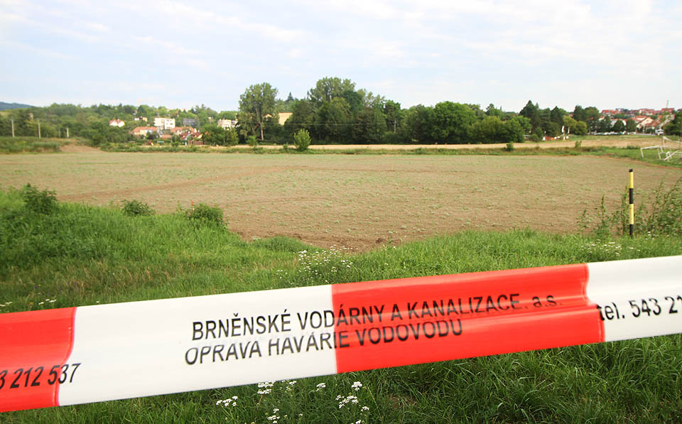 Je pouze ironií osudu, že na místě, které mělo napájet Brno pitnou vodou, dnes žádný vodovod nevede. Přesto jej po úpravě povrchu hřiště kdosi ohradil tématickou páskou… Je pouze ironií osudu, že na místě, které mělo napájet Brno pitnou vodou, dnes žádný vodovod nevede. Přesto jej po úpravě povrchu hřiště kdosi ohradil tématickou páskou…