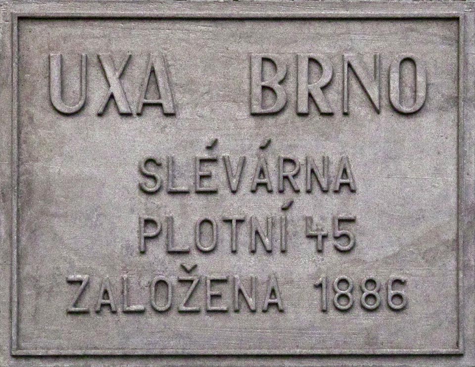 Od roku 1886 stojí na Plotní ulici v Brně slévárna Uxa. Od roku 1886 stojí na Plotní ulici v Brně slévárna Uxa.