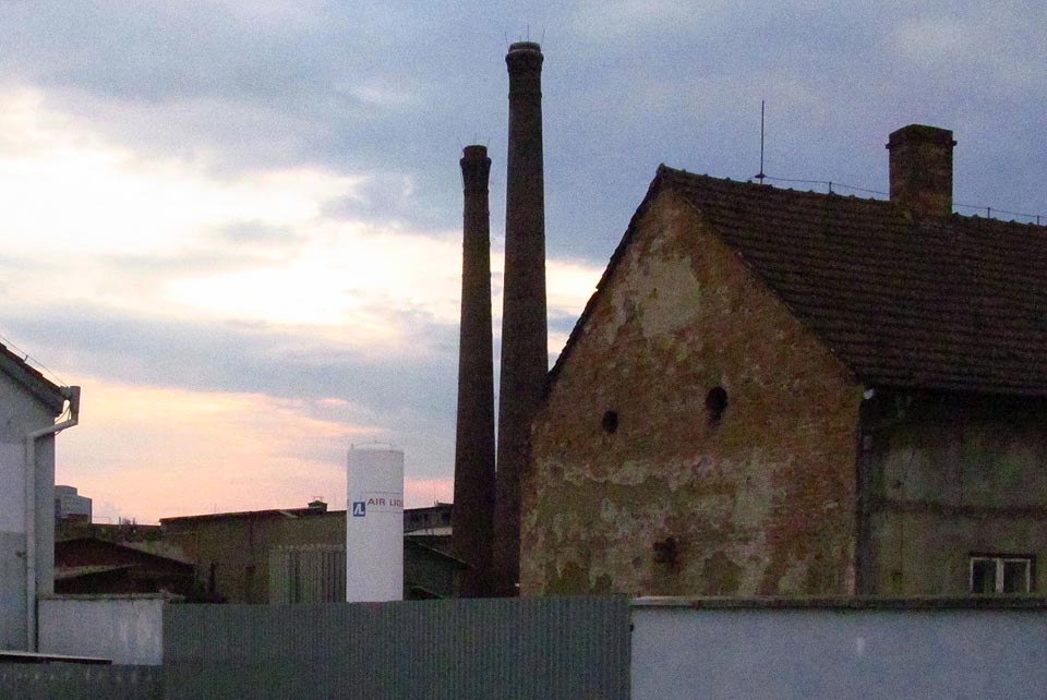 Dvojice štíhlých těsně vedle sebe stojícíh komínů s ozdobnými hlavicemi láká milovníky industrie z širokého okolí. Dvojice štíhlých těsně vedle sebe stojícíh komínů s ozdobnými hlavicemi láká milovníky industrie z širokého okolí.