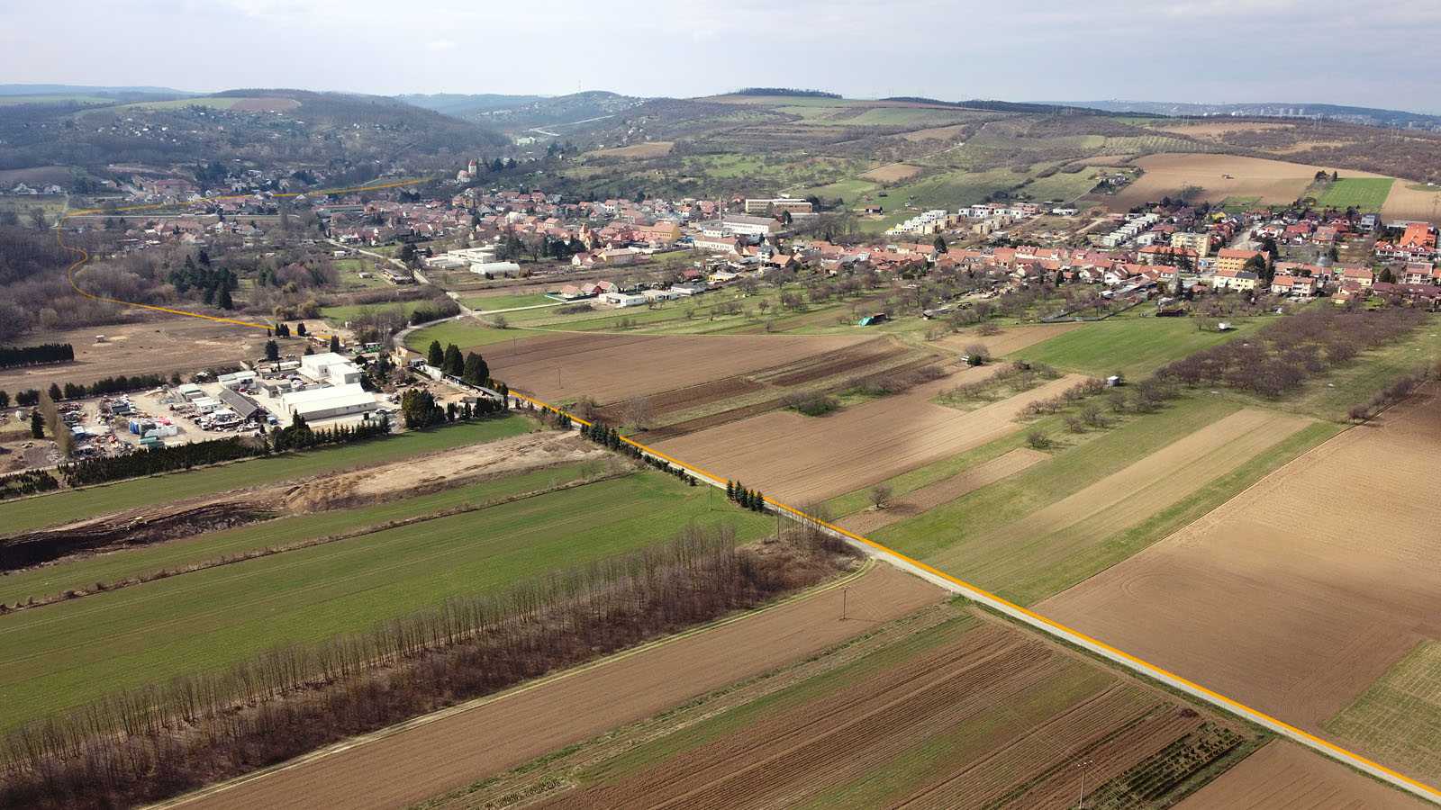 Letecký pohled na Želešice od jihovýchodu. Trasa drážky podél cesty a za zahradnictvím šikmo přes Bobravu a na úbočí kopce mezi Želešicemi a Rajhradem. Letecký pohled na Želešice od jihovýchodu. Trasa drážky podél cesty a za zahradnictvím šikmo přes Bobravu a na úbočí kopce mezi Želešicemi a Rajhradem.