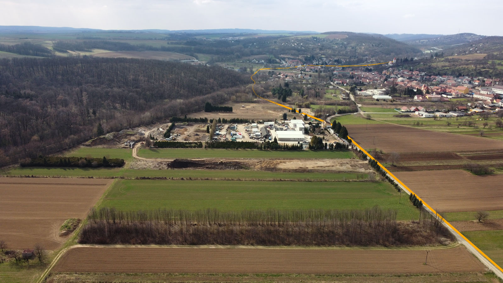 Pohled k západu na „železniční obchvat Želešic“. Za zahradnictvím zahnula úzkorozchodka k jihozápadu na most přes Obravu neboli Bobravu. Pohled k západu na „železniční obchvat Želešic“. Za zahradnictvím zahnula úzkorozchodka k jihozápadu na most přes Obravu neboli Bobravu.