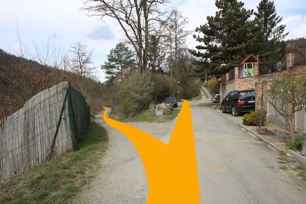 Snad je to jen konfigurace terénu, ale představit si tu vedení 900mm koleje není vůbec těžké. Stačí se na chvíli zamyslet a člověk zase slyší nárazy kol na spojnicích a cinkání spřáhel, když lokomotiva trhne vlakem na počátku stoupání k mostu. Snad je to jen konfigurace terénu, ale představit si tu vedení 900mm koleje není vůbec těžké. Stačí se na chvíli zamyslet a člověk zase slyší nárazy kol na spojnicích a cinkání spřáhel, když lokomotiva trhne vlakem na počátku stoupání k mostu.