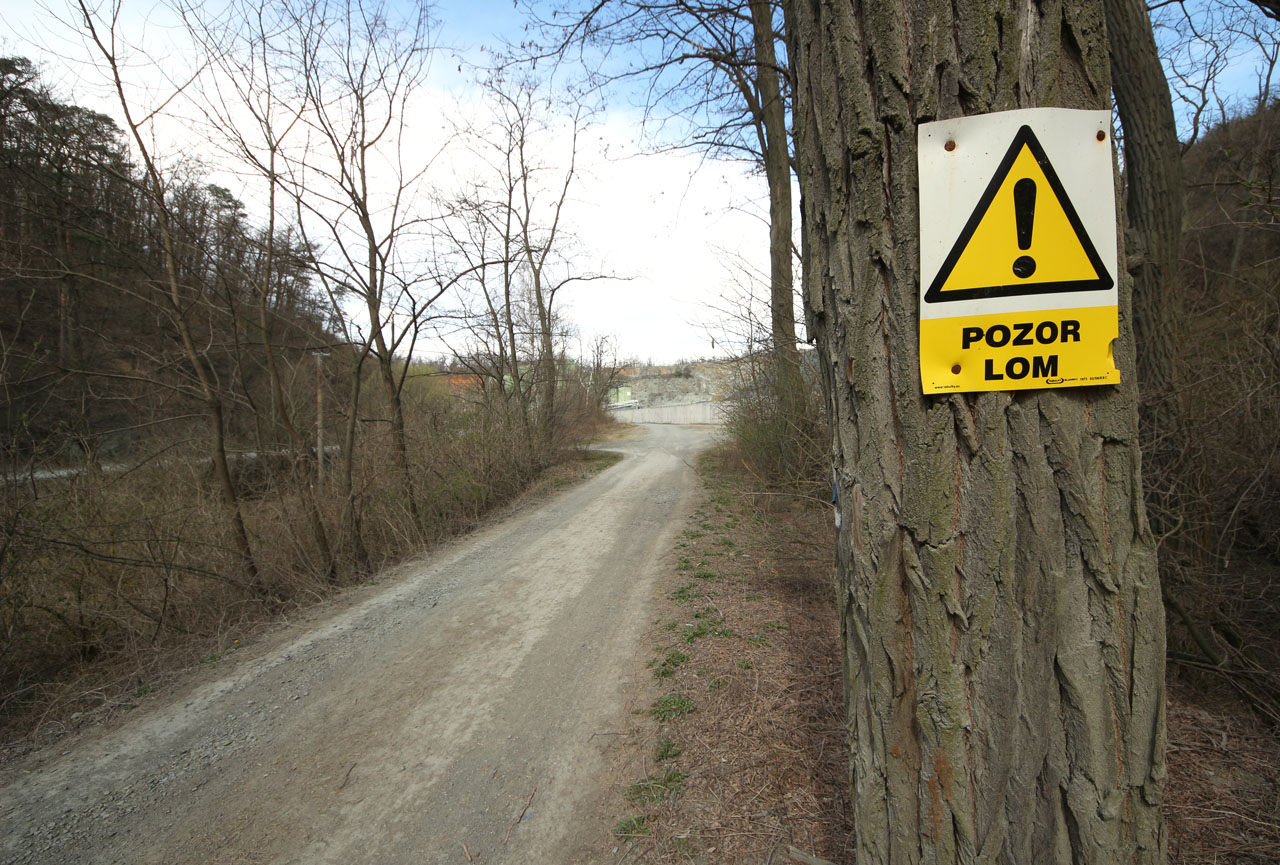 Cedulka „Pozor lom!“ stojí na místě, kde si s velkou dávkou fantazie umíme představit návěstidlo pro vlaky vjíždějící do koncové stanice na dolní části staveniště dálničního mostu. Cedulka „Pozor lom!“ stojí na místě, kde si s velkou dávkou fantazie umíme představit návěstidlo pro vlaky vjíždějící do koncové stanice na dolní části staveniště dálničního mostu.