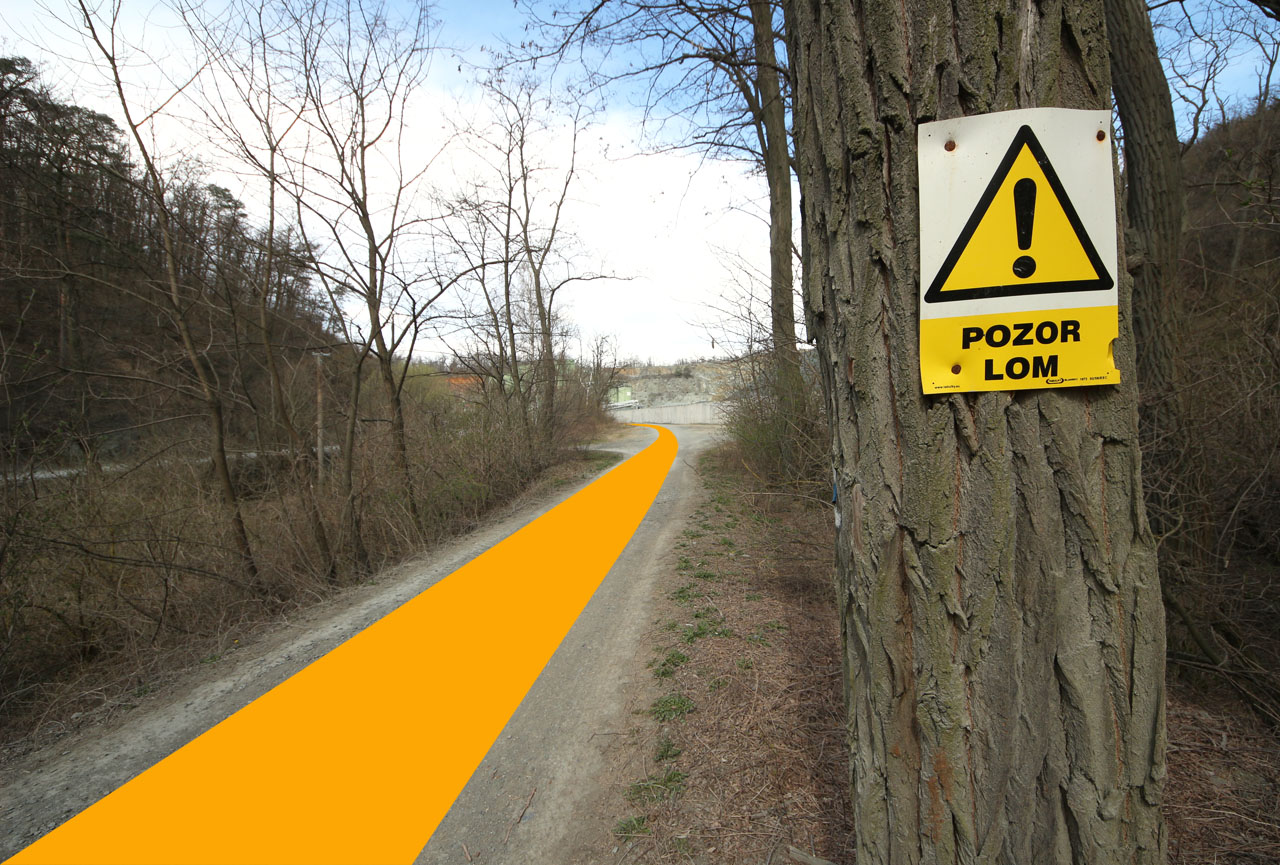 Dráha tu potřetí křížila Bobravu. Nikoli však v místě dnešního mostku pro pěší a cyklisty, ale pár desítek metrů nad ním proti proudu. Pozůstatky mostu ale na místě nejsou patrné. Dráha tu potřetí křížila Bobravu. Nikoli však v místě dnešního mostku pro pěší a cyklisty, ale pár desítek metrů nad ním proti proudu. Pozůstatky mostu ale na místě nejsou patrné.
