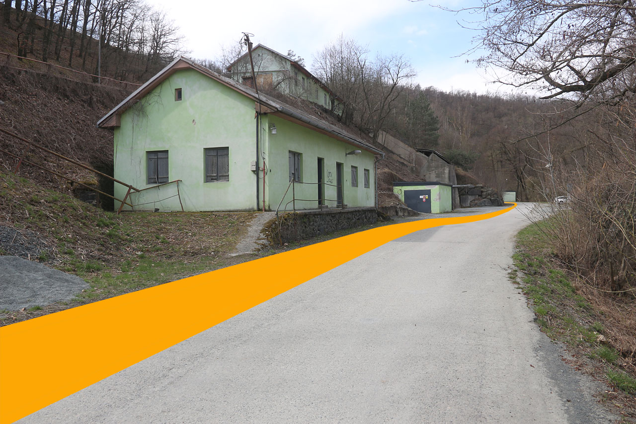 Drážka samotná vedla ještě o několik desítek metrů dál. Teorii, že stavba za budovou sloužila jako remíza pro odstavování lokomtiv, se nepodařilo potvrdit. Drážka samotná vedla ještě o několik desítek metrů dál. Teorii, že stavba za budovou sloužila jako remíza pro odstavování lokomtiv, se nepodařilo potvrdit.