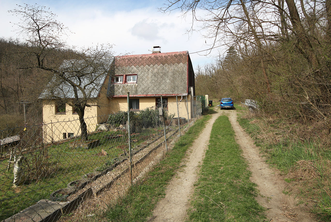 Část horní větve trati dnes slouží jako příjezdová cesta k domu s evidenčním číslem 23. Budova se nachází na místě, které vyvolává dohady, zda nešlo o součást zařízení stavební drážky. Část horní větve trati dnes slouží jako příjezdová cesta k domu s evidenčním číslem 23. Budova se nachází na místě, které vyvolává dohady, zda nešlo o součást zařízení stavební drážky.