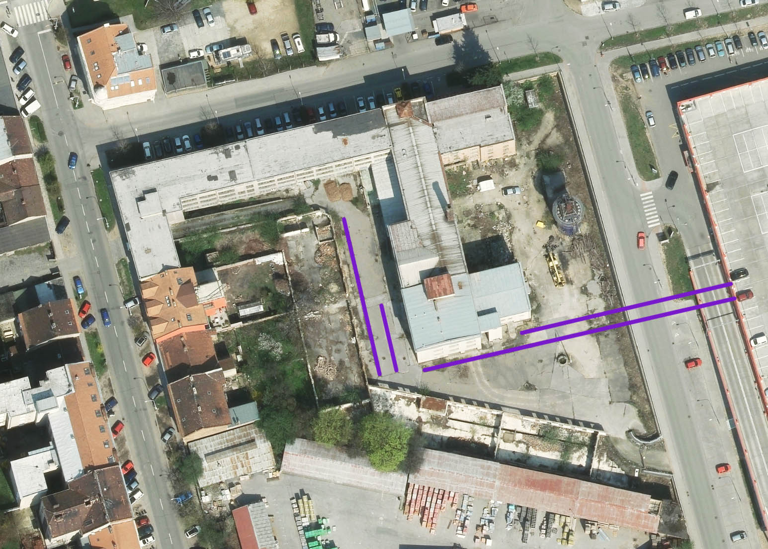 Na leteckém snímku jsou fialovou barvou vyznačeny dvě dvojice kolejí úzkokolejky v brněnské továrně Tusculum. Jerjí rozsah byl zřejmě větší, ale z málo zřetelných leteckých snímků lze detaily špatně vysledovat. Dvě koleje vlevo označujeme ve článku zjednodušeně jako západní skupinu, dvě koleje vpravo jako východní skupinu. Na leteckém snímku jsou fialovou barvou vyznačeny dvě dvojice kolejí úzkokolejky v brněnské továrně Tusculum. Jerjí rozsah byl zřejmě větší, ale z málo zřetelných leteckých snímků lze detaily špatně vysledovat. Dvě koleje vlevo označujeme ve článku zjednodušeně jako západní skupinu, dvě koleje vpravo jako východní skupinu.