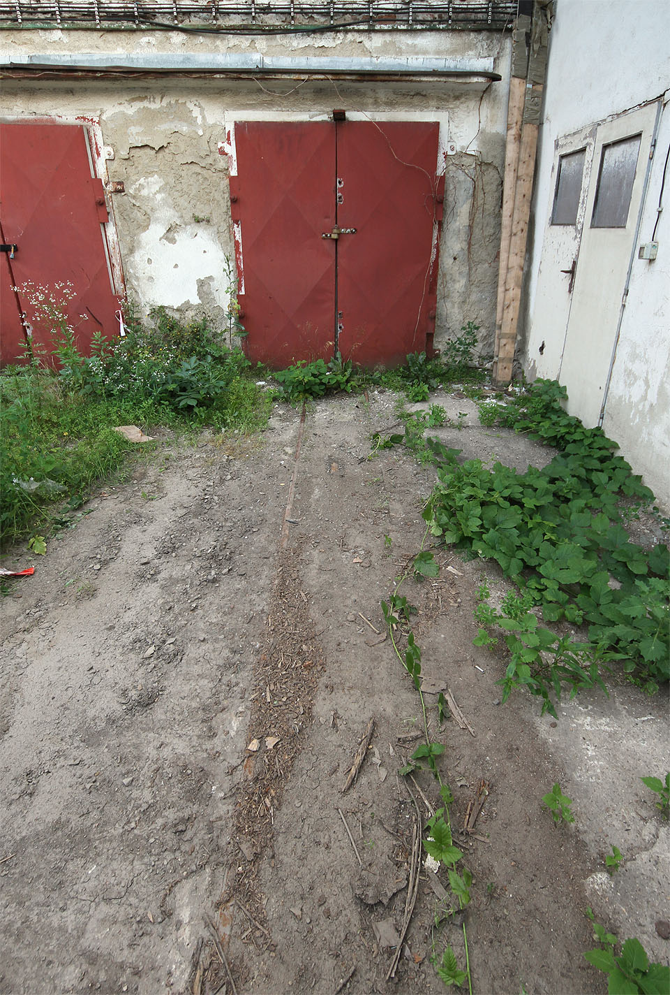 Obdobná kolej vede rovněž ze sousedních vrat. Obdobná kolej vede rovněž ze sousedních vrat.