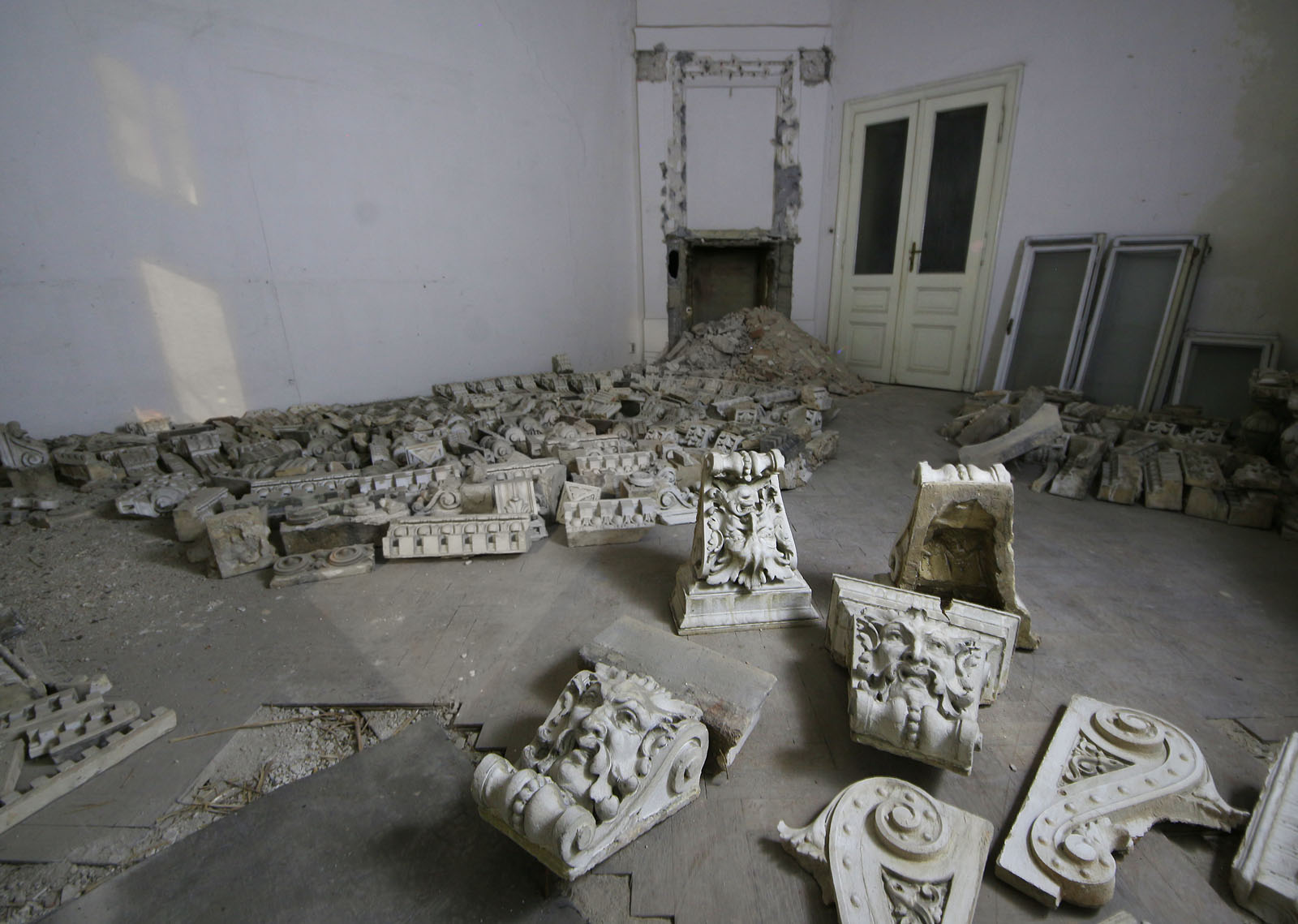 Sejmutá štuková výzdoba byla uložena do vnitřních prostor vily, které jsou ovšem nyní vystaveny dešti po demolici krovů. Sejmutá štuková výzdoba byla uložena do vnitřních prostor vily, které jsou ovšem nyní vystaveny dešti po demolici krovů.