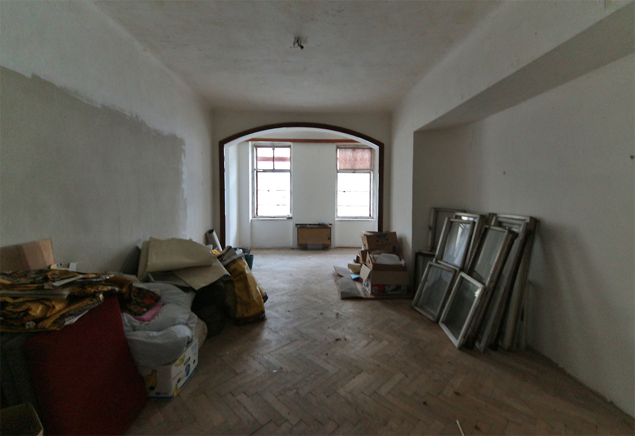 Přes poměrně velkou půdorysnou výměru stavby (cca 350 m2) působí vnitřní prostory vily spíš stísněně. Přes poměrně velkou půdorysnou výměru stavby (cca 350 m2) působí vnitřní prostory vily spíš stísněně.