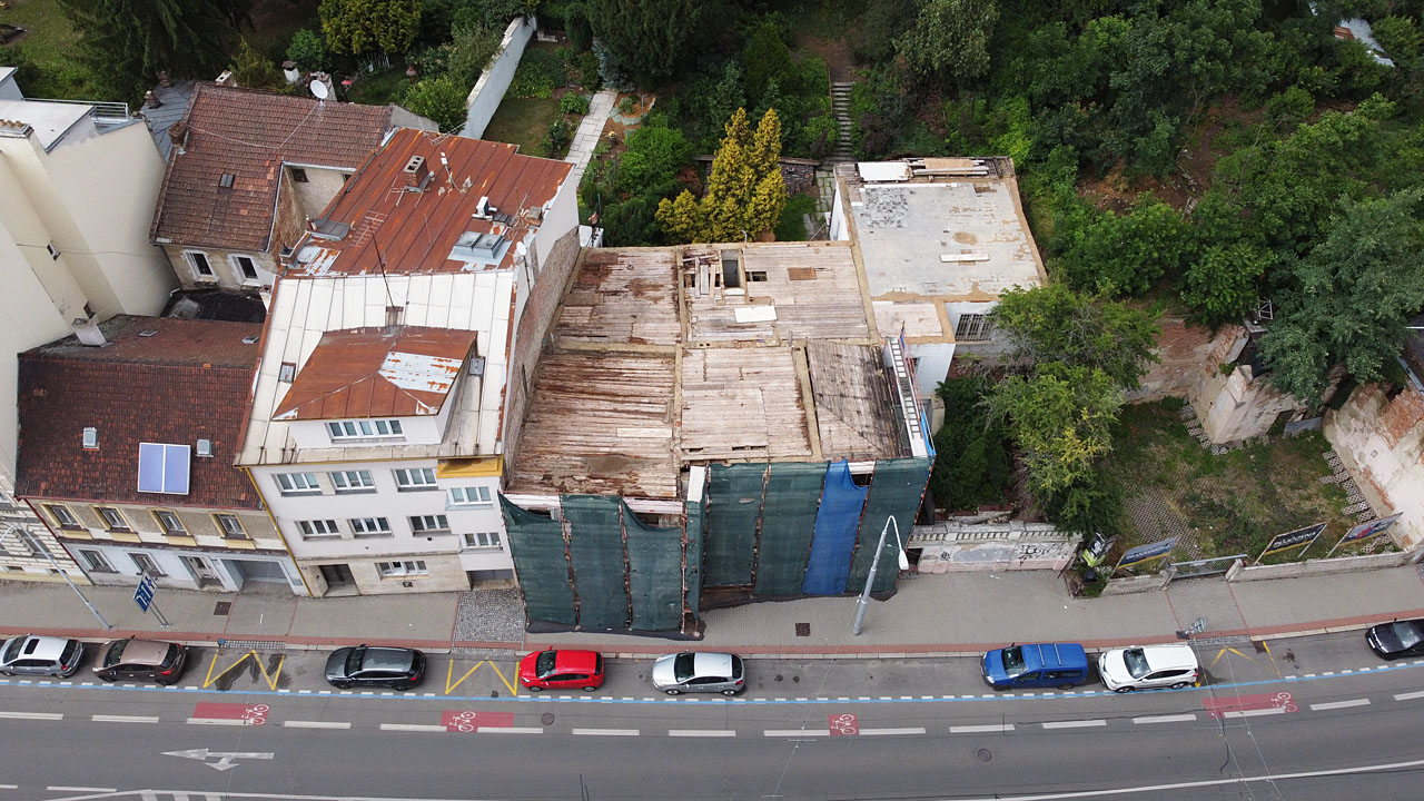 V rozporu s povolením k opravě nejnutnějších součástí stavby v havarijním stavu byla snesena nejen krytina ale i celé krovy, jež byly na první pohled zcela v pořádku. V rozporu s povolením k opravě nejnutnějších součástí stavby v havarijním stavu byla snesena nejen krytina ale i celé krovy, jež byly na první pohled zcela v pořádku.