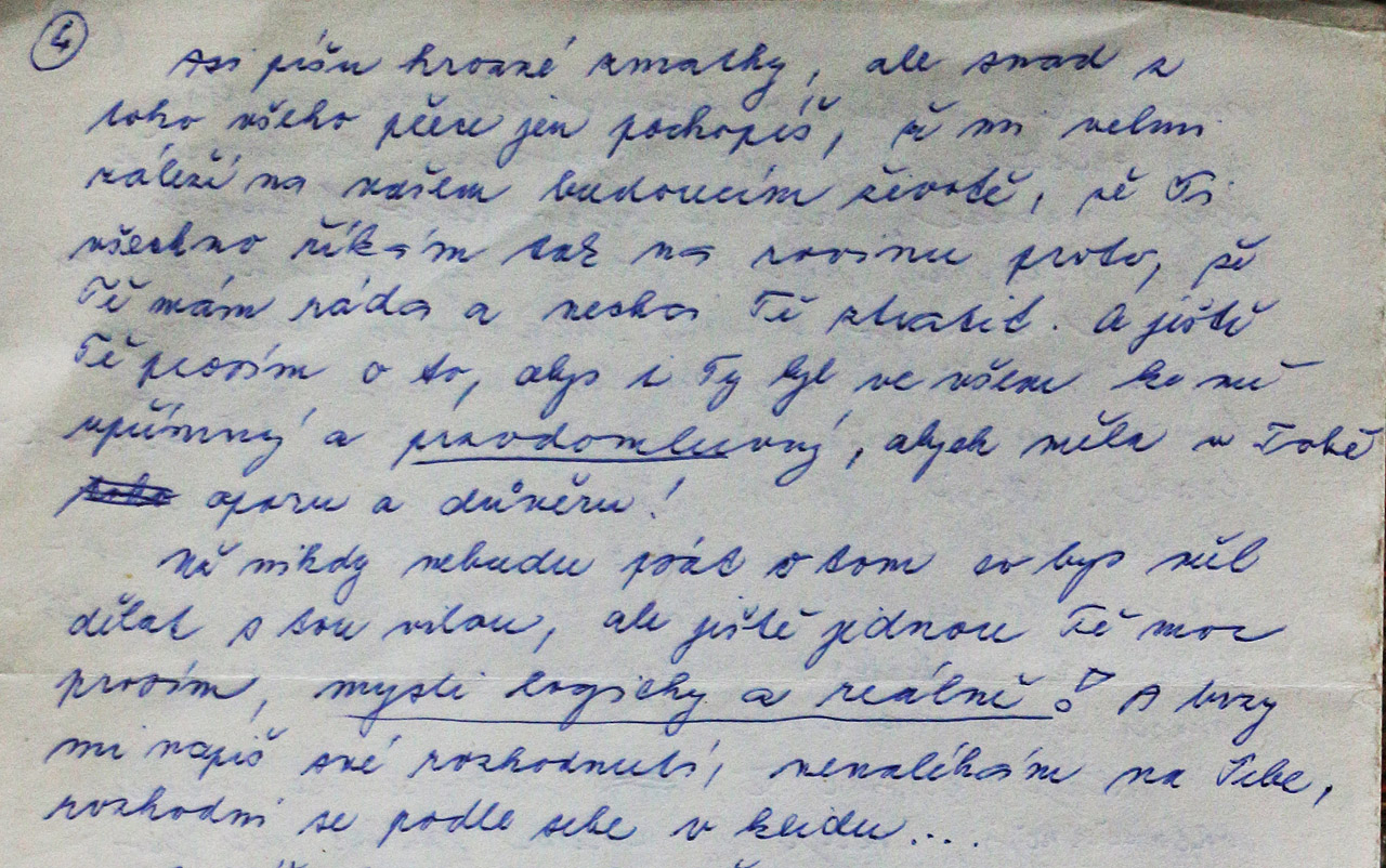 Zpočátku čteme, jak má žena svého muže „ráda a nechce jej ztratit“. Mimo jiné mu slibuje, že už „nikdy nebude psát o tom, co by měl dělat s tou vilou“. Je více než zřejmé, že právě vila, ve které se nacházíme, byla jablkem sváru a podzěji důvodem tragického rozpadu manželství majitele. Zpočátku čteme, jak má žena svého muže „ráda a nechce jej ztratit“. Mimo jiné mu slibuje, že už „nikdy nebude psát o tom, co by měl dělat s tou vilou“. Je více než zřejmé, že právě vila, ve které se nacházíme, byla jablkem sváru a podzěji důvodem tragického rozpadu manželství majitele.