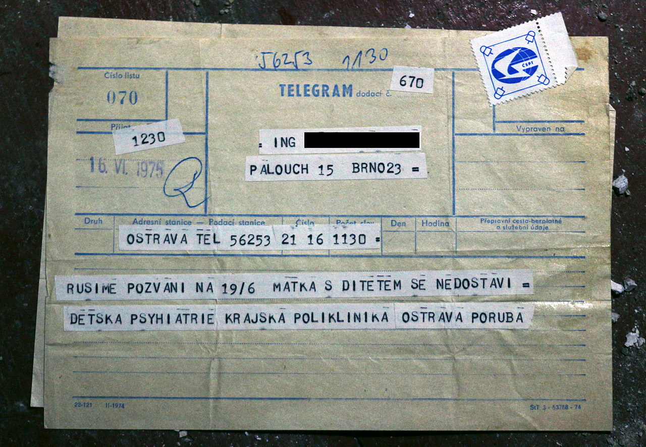 Poslední a nepochopitelný dokument je telegram z dětské psychiatrie krajské polikliniky v Porubě. Matka s dítětem se nedostaví. Zřejmě už nikdy. Půl století starý příbeh pro nás nemá a zřejmě ani nebude mít konec… Poslední a nepochopitelný dokument je telegram z dětské psychiatrie krajské polikliniky v Porubě. Matka s dítětem se nedostaví. Zřejmě už nikdy. Půl století starý příbeh pro nás nemá a zřejmě ani nebude mít konec…