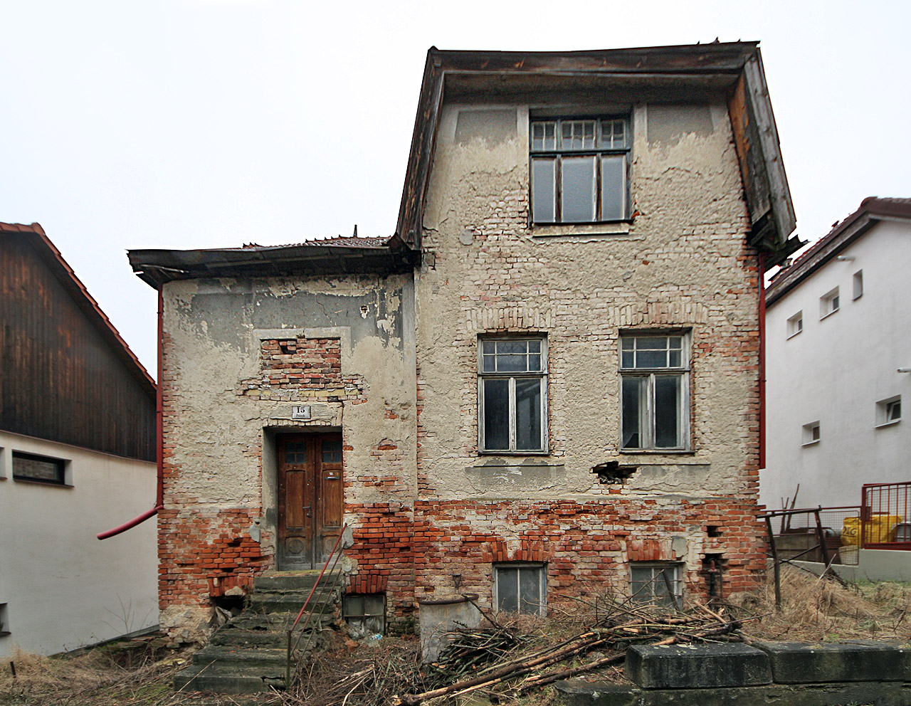 Horní, zřejmě hlavní vstup do domu, ze slepého appendixu ulice Kamínky. Ulička Palouk nebyla původně slepá jako dnes a z jejího horního konce bylo možné projít jak na jih na ulici Kamínky, tak na sever, do místa, kde se potkávají tři větve Raisovy ulice. Horní, zřejmě hlavní vstup do domu, ze slepého appendixu ulice Kamínky. Ulička Palouk nebyla původně slepá jako dnes a z jejího horního konce bylo možné projít jak na jih na ulici Kamínky, tak na sever, do místa, kde se potkávají tři větve Raisovy ulice.
