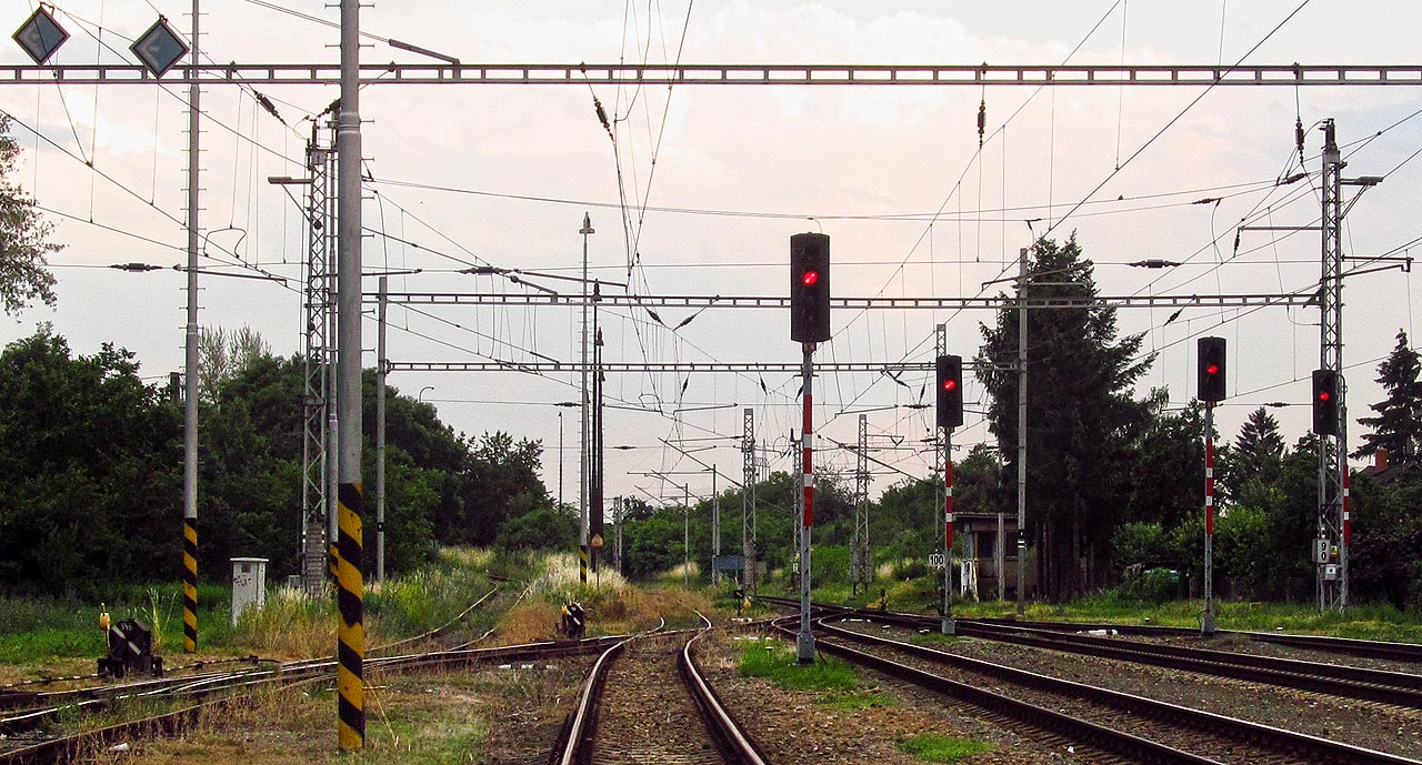 Pohled na jižní zhlaví stanice Brno Chrlice od severu. Vlečka je nejlevější kolej vycházející ze zhlaví. Vpravo od ní odbočuje rovněž vlečka do průmyslového areálu. Pohled na jižní zhlaví stanice Brno Chrlice od severu. Vlečka je nejlevější kolej vycházející ze zhlaví. Vpravo od ní odbočuje rovněž vlečka do průmyslového areálu.