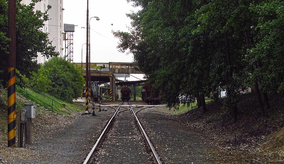 Uvnitř areálu se vlečka rozplétá do trojice rovnoběžných kolejí, které prochází přístřešky pro nakládku a vykládku potravin. Uvnitř areálu se vlečka rozplétá do trojice rovnoběžných kolejí, které prochází přístřešky pro nakládku a vykládku potravin.