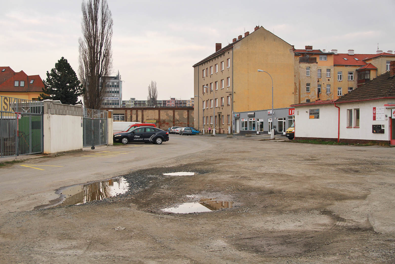 Na tomto místě se z vlečky do skladového areálu vydělovala směrem k jihu vlečka do továrny autoru zatím neznámého druhu, která křížila ulici U Vlečky. Na tomto místě se z vlečky do skladového areálu vydělovala směrem k jihu vlečka do továrny autoru zatím neznámého druhu, která křížila ulici U Vlečky.